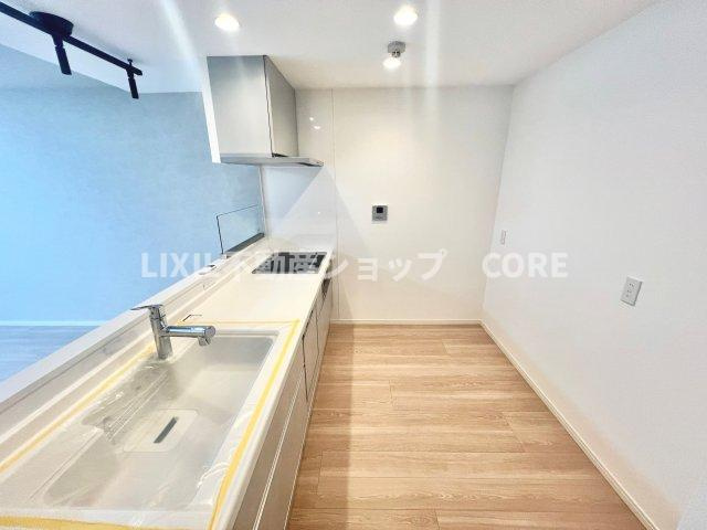 カウンターキッチンはリビングを見渡せるので、お料理番組やドラマを見ながら作業ができます。