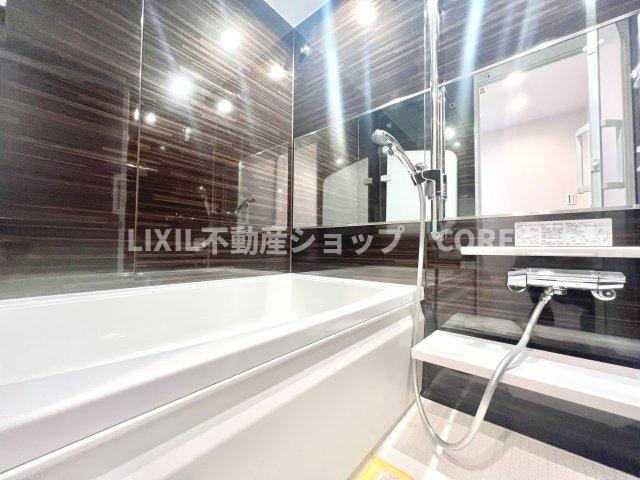 ゆったり入れる一坪バス。足を伸ばして入れるサイズは一日の疲れを癒すのに嬉しい広さですね。