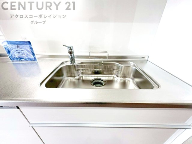大きなシンクでお鍋などの大きな調理器具を洗う際にも便利です。　