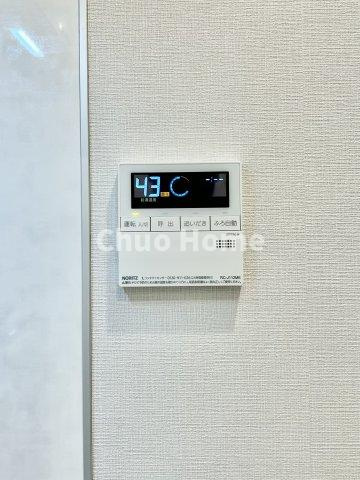 【給湯リモコン】外での一日を忘れさせてくれるオートバス機能でお好みの湯量・温度に調整された浴槽。