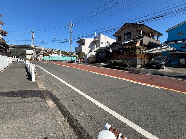前面道路含む現地写真です