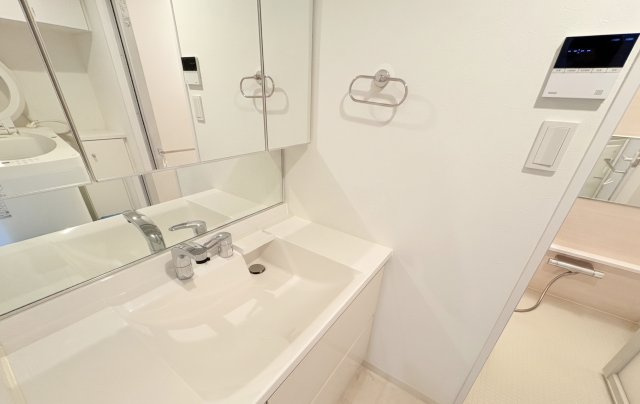 三面鏡付き洗面化粧台を採用した、機能性と収納力を兼ね備えた洗面スペース。鏡裏収納を活用することで、化粧品や洗面用品をすっきり整理でき、生活感を抑えた空間を保てます。ご家族皆さまが快適に利用できます。