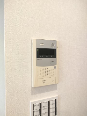 【インターフォン】　来客を確認できるモニター付きインターフォン。安心のセキュリティ。