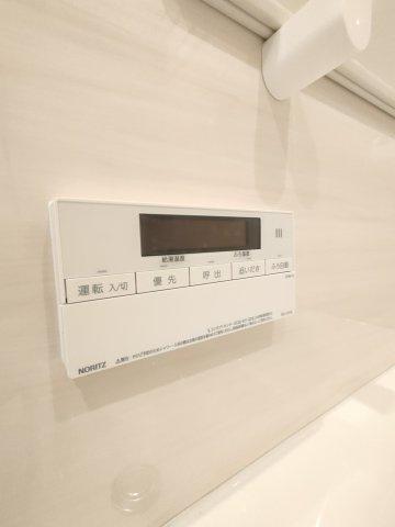 【追い焚き機能】　追い焚き機能付きで、いつでも温かいお風呂を楽しめます。