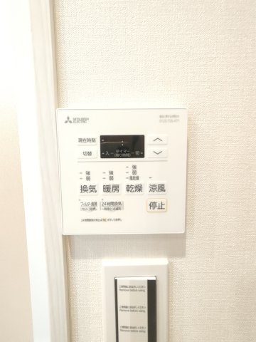 【浴室乾燥機】　雨の日のお洗濯にも便利な浴室乾燥機付き。