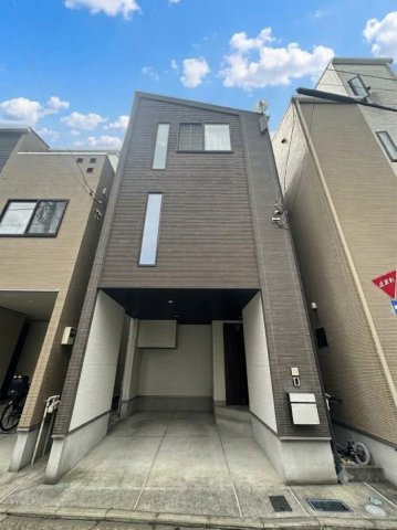 ■外観■　築10年の築浅戸建て♪北側の玄関は交通量が少なく安全で南側は大通りで日当たり良好！