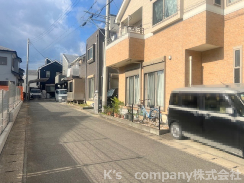 前面は近隣の住民が使用する道路で、交通量が少なく静かです◇小さなお子さまにいるご家庭は安心な落ち着いた住環境です◇