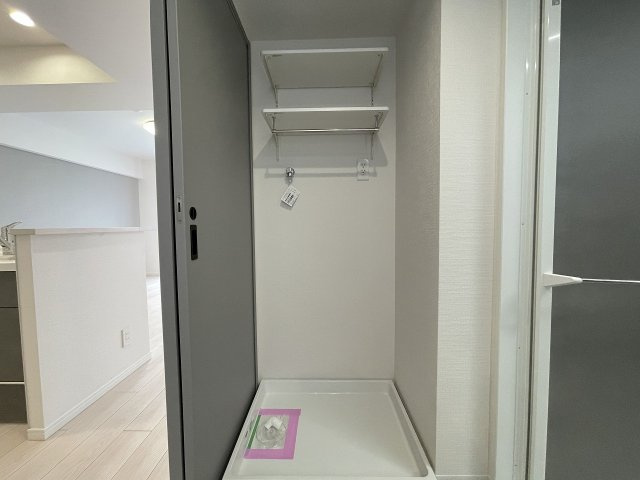 洗面所には便利な収納棚を設置、着替えやタオル類をすっきり収納