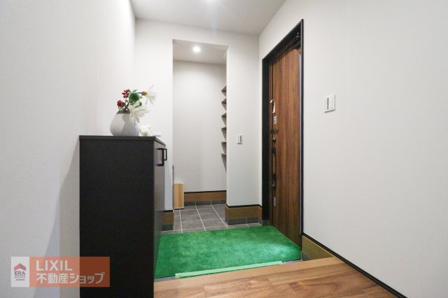 【玄関】現地完成写真。ゆったりと明るい玄関がご家族や来客をお出迎え。