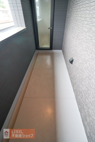 【バルコニー】現地完成写真。広々バルコニーでお布団や洗濯物がたくさん干せます♪