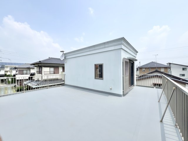 広々バルコニーで休日にゆっくりとしたひと時を過ごすことができます。