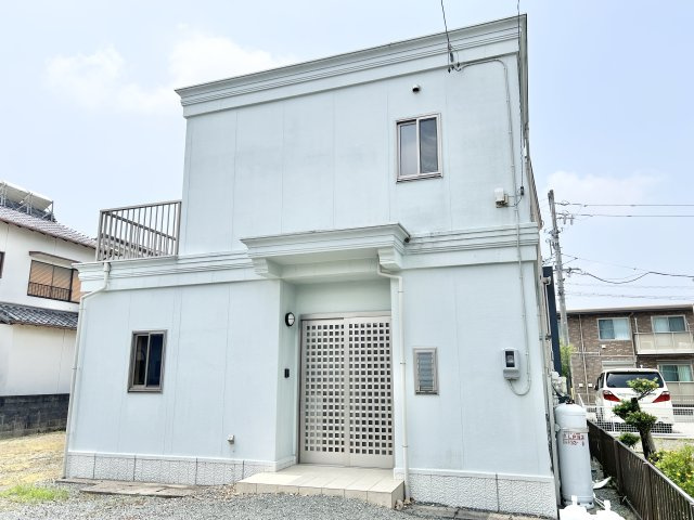 建物の入り口を正面から撮影しました。