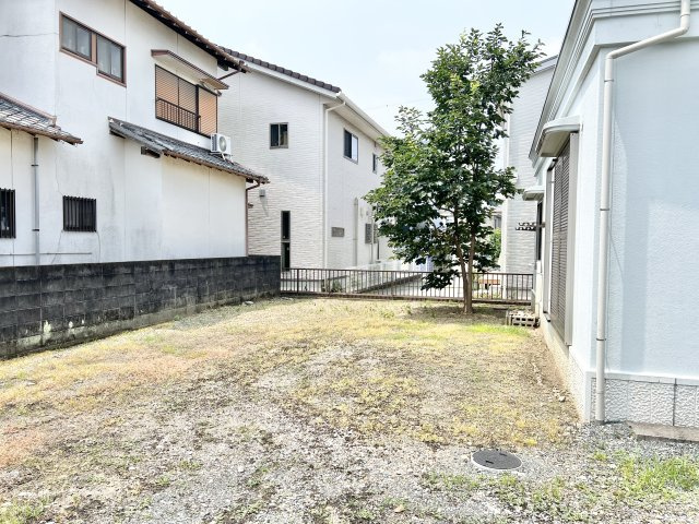 広々とした庭はお子さまが伸び伸びと遊べる環境です！　