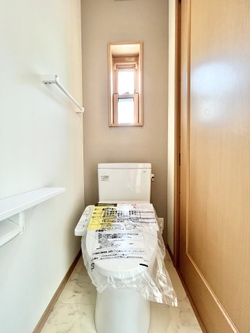 落ち着きを感じながらも、温かみがあるトイレです！　