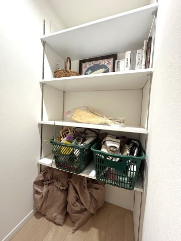 廊下にある収納。散らかしやすい書類や小物、掃除用具入れとしても！
