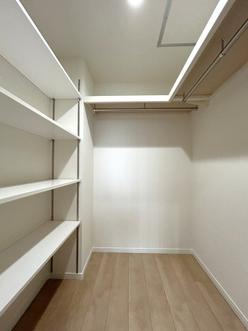 広々としたウォークインクローゼット付きで、大小様々な荷物が収納出来ます。
