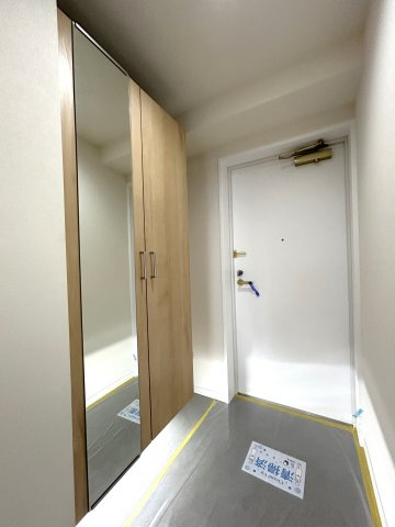 大きな鏡のついた玄関で、お出かけ前の身だしなみチェックもバッチリです。