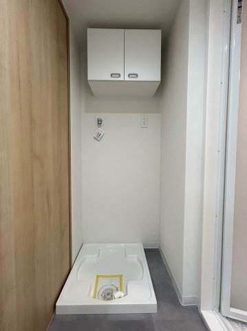 洗濯機置き場の上にも収納スペースがあり、小さなお子様の洗剤等の誤飲も心配不要。