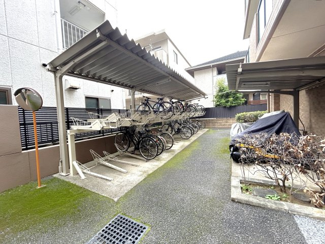 屋根付きの駐輪場で、サビや汚れの心配も不要。