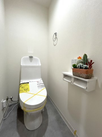 温水洗浄便座付きの清潔感あるトイレは、落ち着いた空間に。