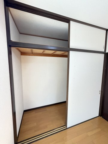 1階約6帖洋室の押入です。天袋もあり収納たっぷりです。