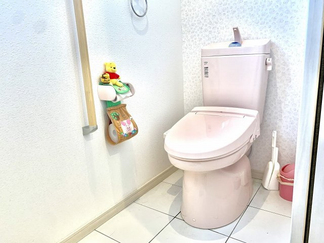 清潔感のある手洗いつきトイレです。
