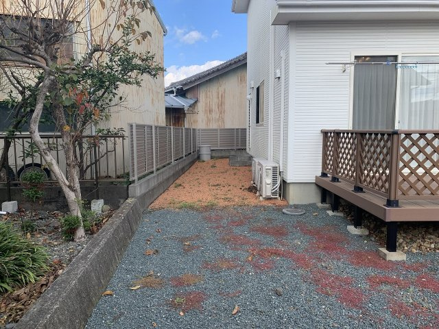 お隣様との空間もしっかり確保し、圧迫感がなくいいですね。