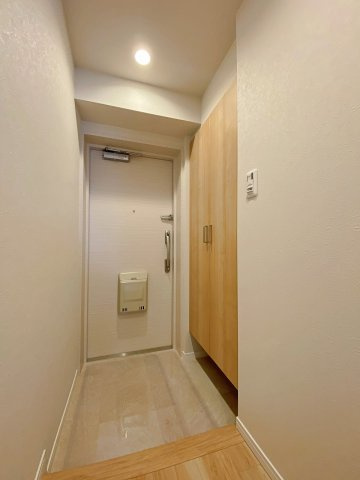 家の顔となる玄関スペースは明るく清潔感ある空間でお出迎え。収納力のあるシューズボックスを備えており、ご家族全員の靴をすっきりと収めて綺麗に保つことが可能です。