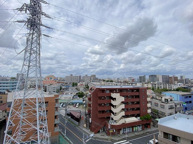 前面に遮るものがなく、開放的な眺望が広がる心地よい空間です。心地よい青空や季節ごとの風を感じながら、日常の喧騒を忘れて心身ともにリラックスしていただけます。