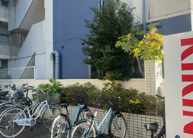 物件によっては、入居者が個人的に使用できる専用庭がついているものもあります。また、住宅の中にある土間の部分を庭と呼ぶこともあります。庭の用途は住む人によって変わり、それによってデザインもさまざまです。