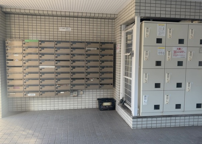 エントランス付近に設置されている集合ポストは、住んでいる部屋と離れているため、ポストをあさるなど誰かに何かされていても被害に気づきにくいです。入居する時には他人に特定されにくい番号で鍵をかけましょう！
