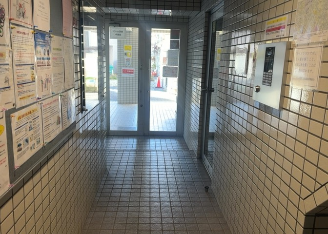 共用部分は、一棟の建物に住む区分所有者全員が共同で所有するとし、共用部分の管理、補修などは、区分所有者で形成される管理組合が行います。個人の判断で勝手に変更することはできませんので覚えておきましょう。