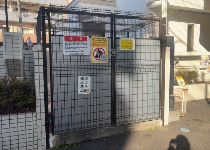 共有部分は、住民なら誰もが使える設備のこと。例えば駐車場やエレベーター、インターネット設備、セキュリティ設備などがあります。他にも、マンションの廊下・外部階段やエントランス・ゴミ置き場などがあります。