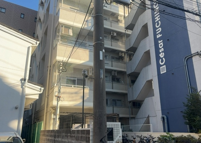 道幅が広い場所は日当たりや風通が良好です。幅が広いのですれ違いも可能ですし大きな車でも駐車可能！一方で、大型車が通ることも多くなるため交通量の増加により騒音に繋がります。また土地の値段が高くなります。