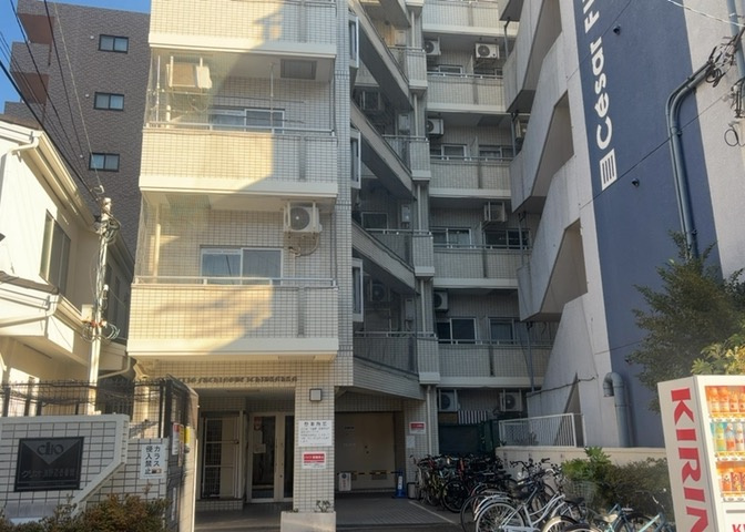 ＲＣ造、Reinforced　Concreteは直訳すると補強されたコンクリートです。主に柱や梁・床・壁が鉄筋とコンクリートで構成おり、鉄筋を組んだ型枠にコンクリートを流し込んで固めたものを指します。