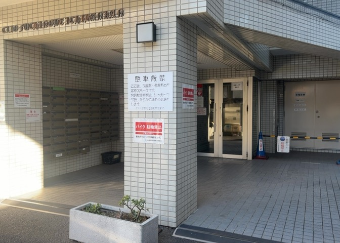 玄関は家の顔でもあり、家族以外の目にも止まる場所です。玄関は外との間を仕切る扉、靴などをしまっておく収納スペース、靴脱ぎのたたきスペース、来客とのやり取りをするドアホンなど複数のアイテムからなります。