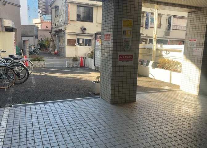 共有部分は、住民なら誰もが使える設備のこと。例えば駐車場やエレベーター、インターネット設備、セキュリティ設備などがあります。他にも、マンションの廊下・外部階段やエントランス・ゴミ置き場などがあります。