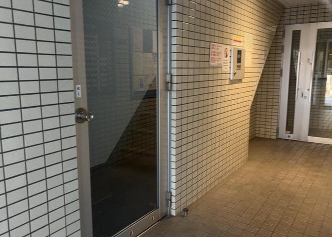 共用部分は、一棟の建物に住む区分所有者全員が共同で所有するとし、共用部分の管理、補修などは、区分所有者で形成される管理組合が行います。個人の判断で勝手に変更することはできませんので覚えておきましょう。