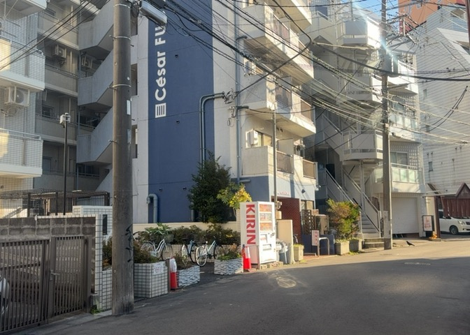 外観はマンション管理がされているかの目安になります。築年数が古いと、壁面は劣化してひび割れが生じることも！建物が古びていても細かいところが修繕されていると、きちんと管理されているなぁと感じるでしょう。