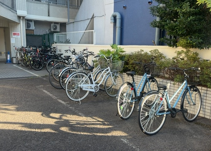 車一台あたりに必要なスペースは、標準サイズの普通自動車で横幅2m50cm、長さ5mは必要になります。ただし、乗降のことも考慮して横幅3m30cm、長さ5m50cmほどは確保できるところを選びましょう。