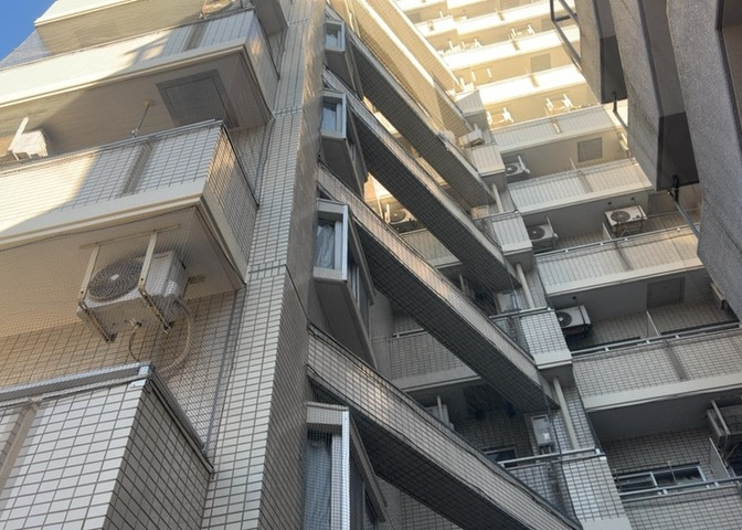 駐車場と明記されていても、最小スペースでつくられた駐車場だと大型車は駐車できなかったり、出入りしにくくなったりする可能性があります。お車のサイズと購入したい物件の駐車場のサイズを現地で確認しましょう。