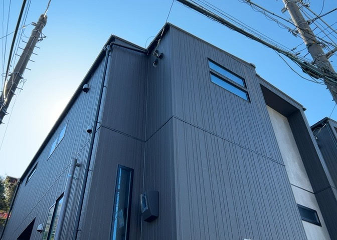 内装はとにかくおしゃれなものがいい！と選ぶ前に、まず住んだ後のことを想像してみましょう。住んでみたらコンセントの位置が悪くて使いにくいなど出てきます。事前にどの家電をどこに置くか想定しておきましょう。