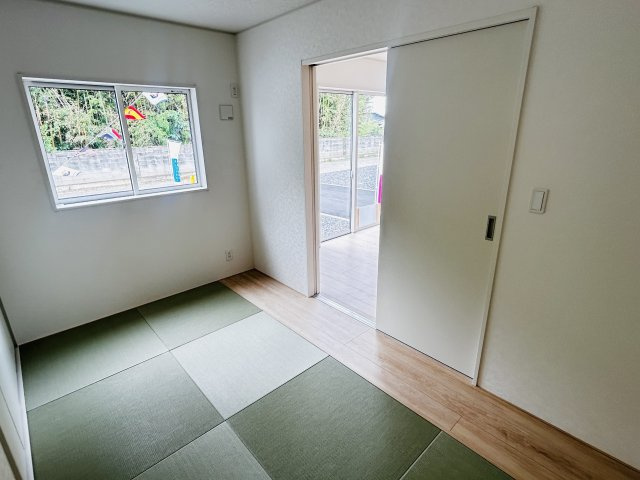 現地写真　リビング隣の和室はお子様の遊び部屋としてもちょうどいいですね♪       　