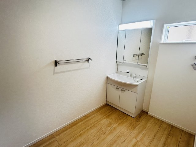 現地写真　シャワー付きの洗面台は忙しい朝でも身支度を整えるのにとても便利◎       　