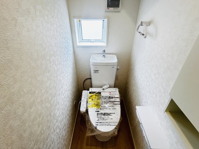 現地写真　節水タイプのウォシュレット付きトイレ、水道料節約に一役買います！       　