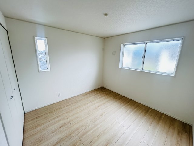 現地写真　二面採光で明るく風通しの良い洋室♪     　　     　     　