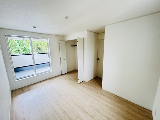 現地写真　それぞれのお部屋に収納スペースがあるのでお片付け上手で室内もスッキリ♪       　      　