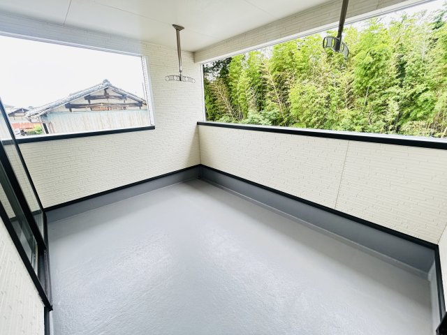 現地写真　インナーバルコニーで少しの雨なら濡れずにすみます。天気が怪しいけど…という悩みも解消ですね         　