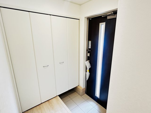 現地写真　30足以上収納できる下駄箱、狭い玄関もスッキリ使用できます。       　