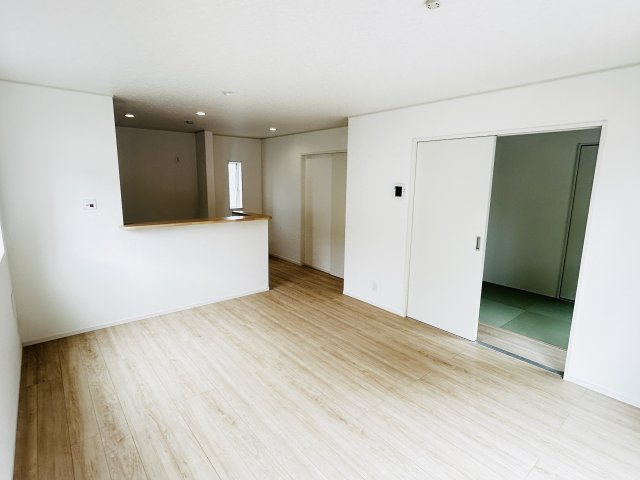 現地写真　家族の会話が弾む対面キッチン。お子様の様子も確認できて安心ですね。       　　　